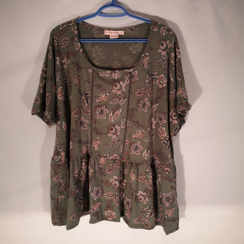 In Every Story Ladies Size 3X Short Sleeves Flared Bottom Half Round Neck Tunic